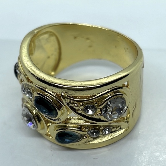 Crystal Tear Drop Pattern Gold Band Ring - Picture 9 of 13